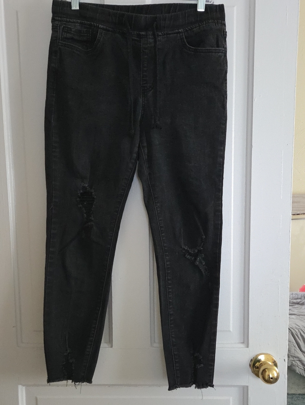 Women’s Black Distressed Skinny Jeans